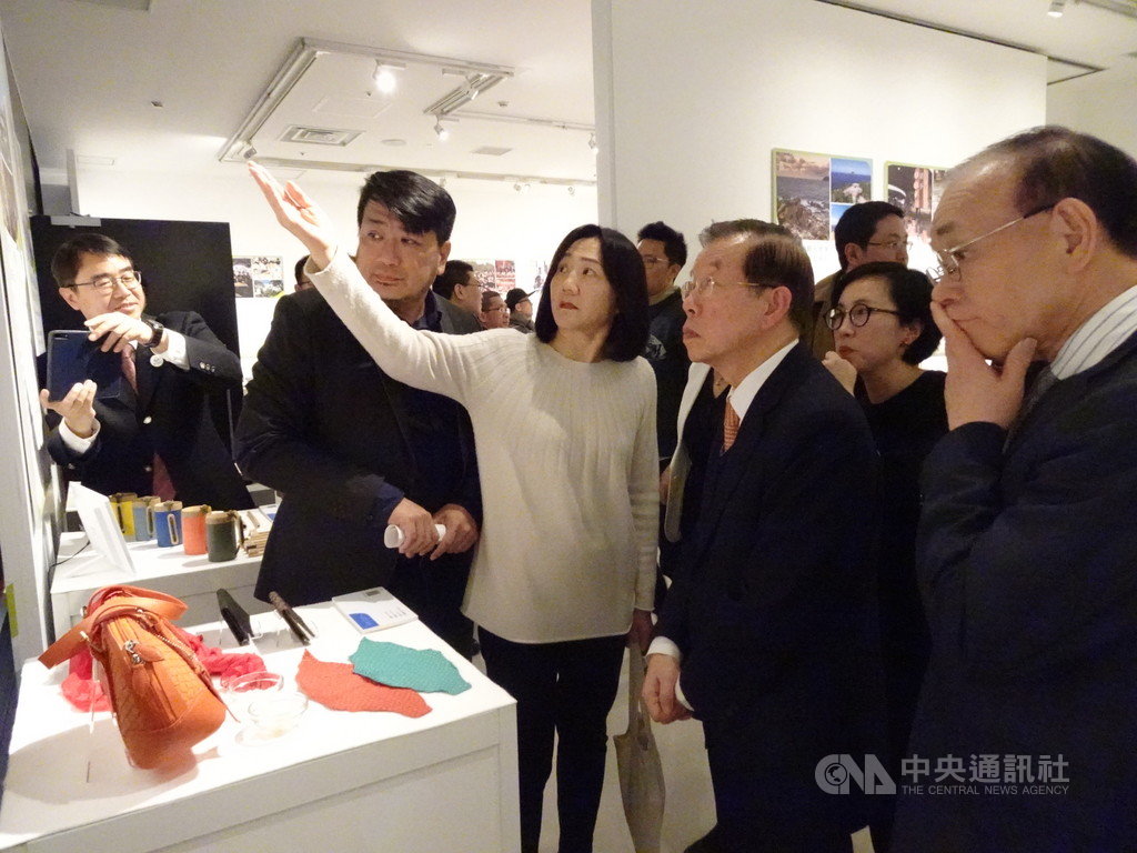 國發會主導的台灣地方創生展正在東京澀谷展出,18日開幕式上,日本台灣交流協會理事長谷崎泰明(右)對各項展品留下深刻印象。中央社記者楊明珠東京攝 109年1月18日