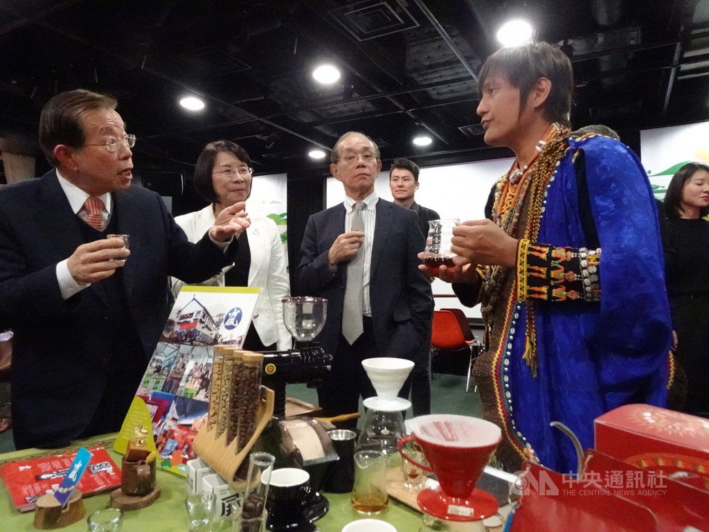 「2020台灣地方創生展」18日起在東京澀谷展出,有苗栗苑裡傳統藺草產業創新轉型、雲林口湖台灣鯛與漁民契作導入智能養殖、屏東原鄉青農用咖啡種出土地好滋味等25個地方創生故事。中央社記者楊明珠東京攝 109年1月18日