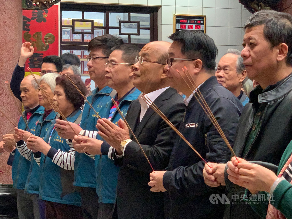 行政院長蘇貞昌(前右3)19日上午至新莊區後港昭德宮參拜祈福。中央社記者葉臻攝 109年1月19日