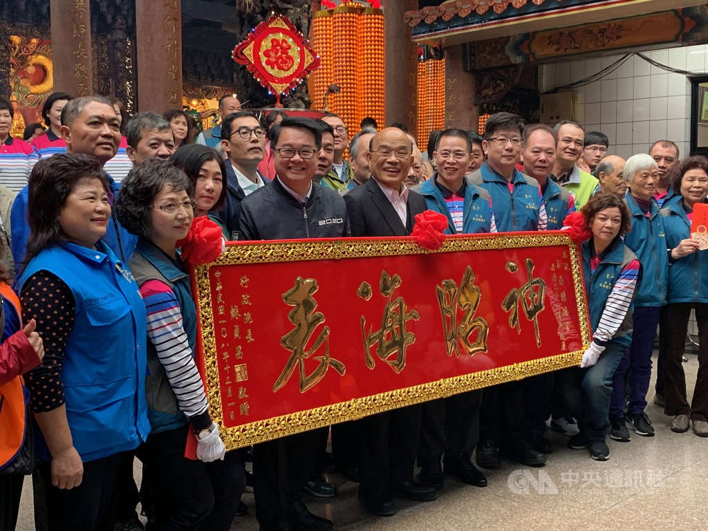 行政院長蘇貞昌(前左5)19日上午至新莊區後港昭德宮參拜祈福,與地方人士一同合影。中央社記者葉臻攝 109年1月19日