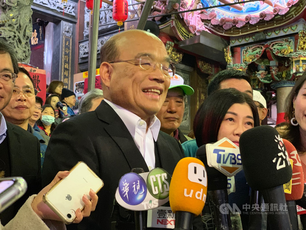 中國與緬甸18日簽署聯合聲明,提及台灣是中華人民共和國不可分割的部分。行政院長蘇貞昌(前左)19日受訪時表示,台灣人民不接受一國兩制、堅持民主自由。中央社記者葉臻攝 109年1月19日