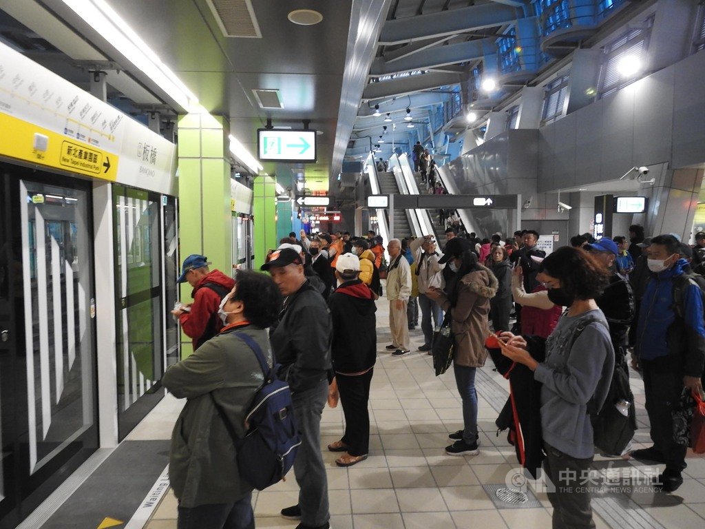 新北捷運環狀線第一階段19日試乘首日,一早各站就有許多民眾排隊等待,搶先搭乘體驗。圖為月台等候情形。中央社記者王鴻國攝 109年1月19日