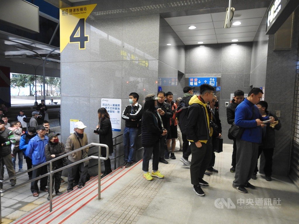新北捷運環狀線第一階段19日試乘首日,一早各站就有許多民眾排隊等待捷運站開門。中央社記者王鴻國攝 109年1月19日