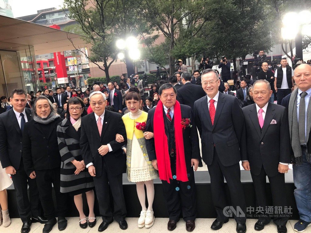 遠百信義A13於19日上午開幕,遠東集團董事長徐旭東(右4)、遠東百貨總經理徐雪芳(左5)、遠東集團創新長徐國安(左1)等人都出席。中央社記者劉姵呈台北攝 109年1月19日
