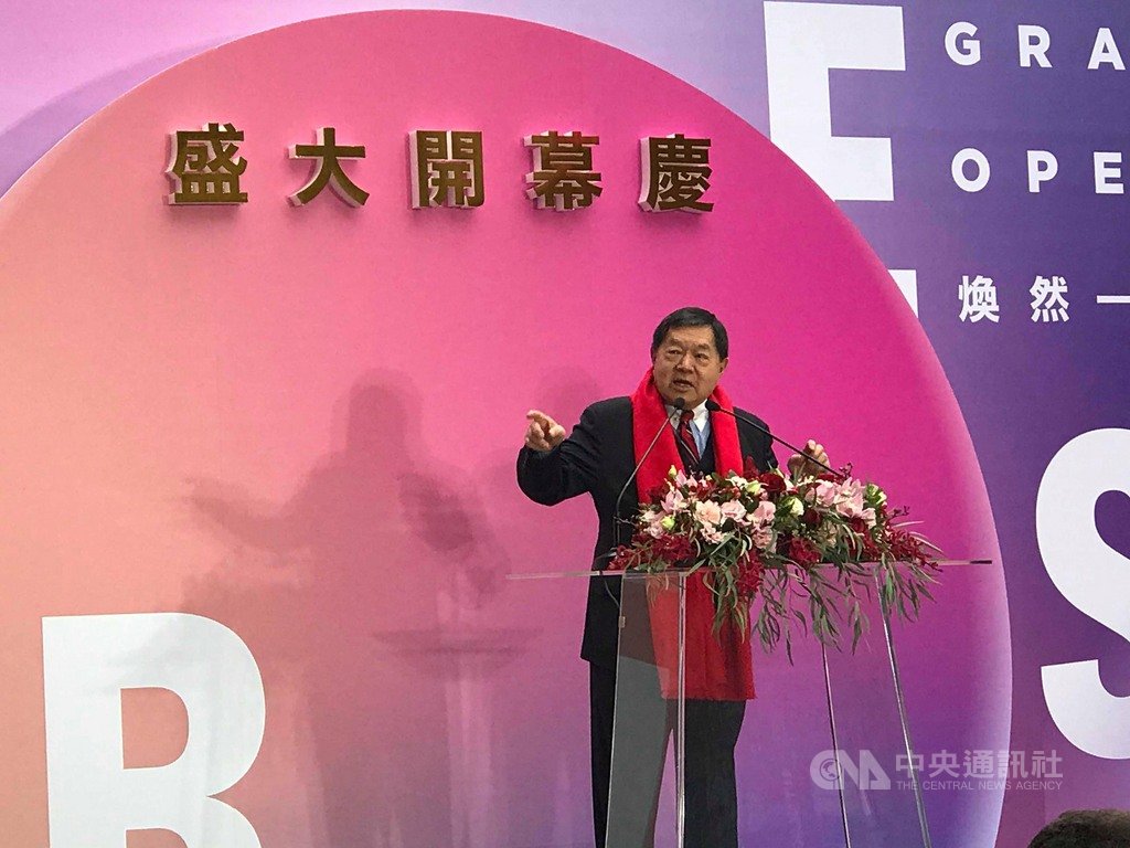 遠東集團董事長徐旭東19日上午主持遠百信義A13開幕典禮並致詞,他表示,遠傳電信剛取得5G具競爭力的頻譜,遠百信義A13未來會導入更多科技應用,提供顧客更好的購物體驗。中央社記者劉姵呈攝 109年1月19日
