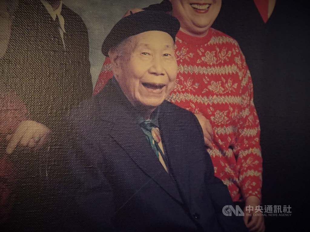 有「礦工畫家」之稱的台灣藝術家洪瑞麟(圖)晚年旅居美國加州,照片翻攝自30年前的洪瑞麟全家福。中央社記者林宏翰洛杉磯攝 109年1月19日