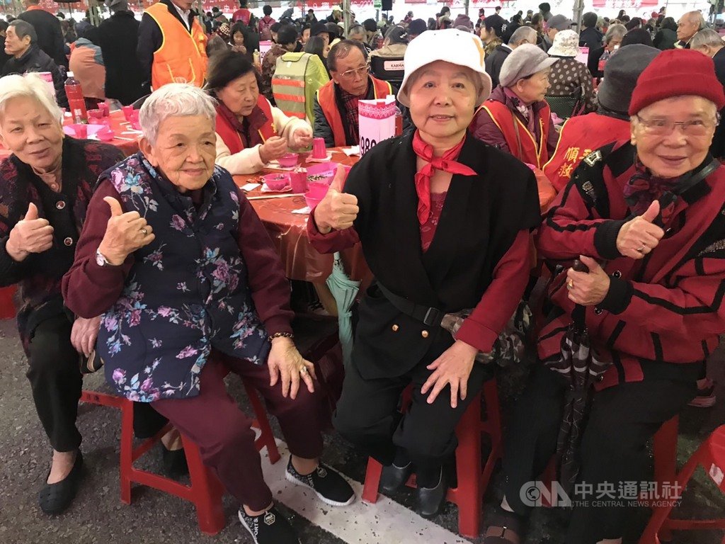 高齡70歲的鄭奶奶(右2)和老母親(右)相依為命,近年在華山基金會介紹下,認識同公寓其他獨居長輩,4名老奶奶從此結為「閨蜜」,再也不孤單。中央社記者張茗喧攝 109年1月19日