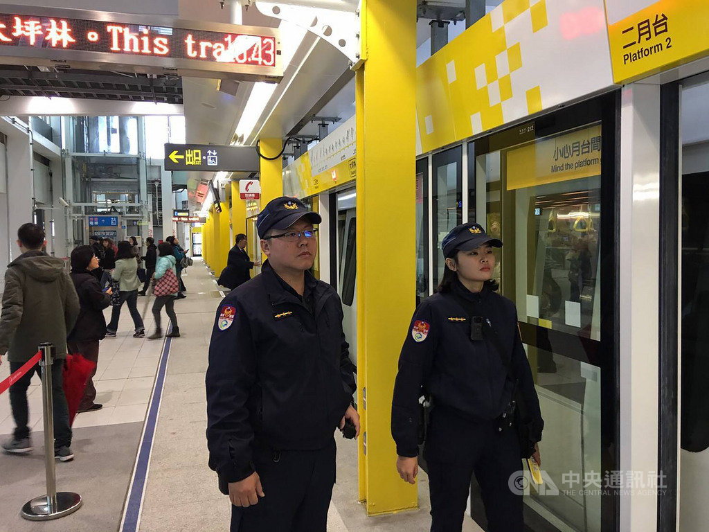 新北捷運環狀線第1階段19日開放免費試乘,台北市警察局捷運警察隊表示,特別責由轄區分隊長帶班執勤,針對各站體及月台層加強巡邏,以確保雙北捷運系統治安維護滴水不漏。(台北市警察局捷運警察隊提供)中央社記者黃麗芸傳真 109年1月19日