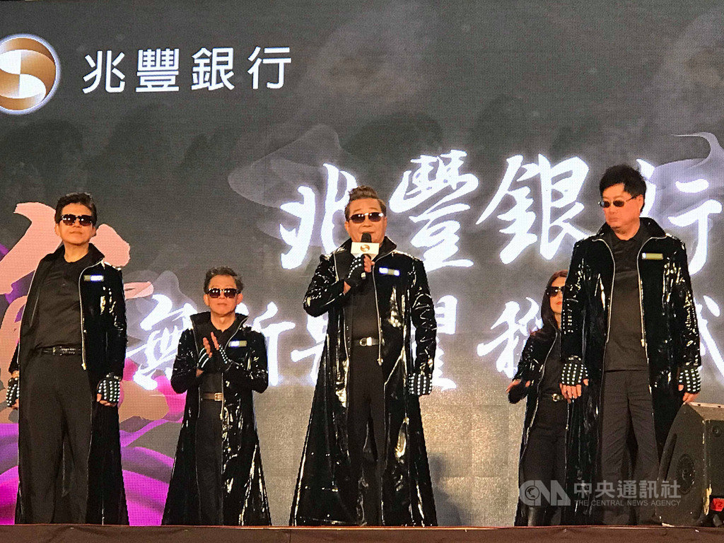兆豐銀行19日中午舉辦大型聯合尾牙,金控董事長張兆順(中)表示,今年年終獎金「不會比去年差」。中央社記者劉姵呈攝 109年1月19日