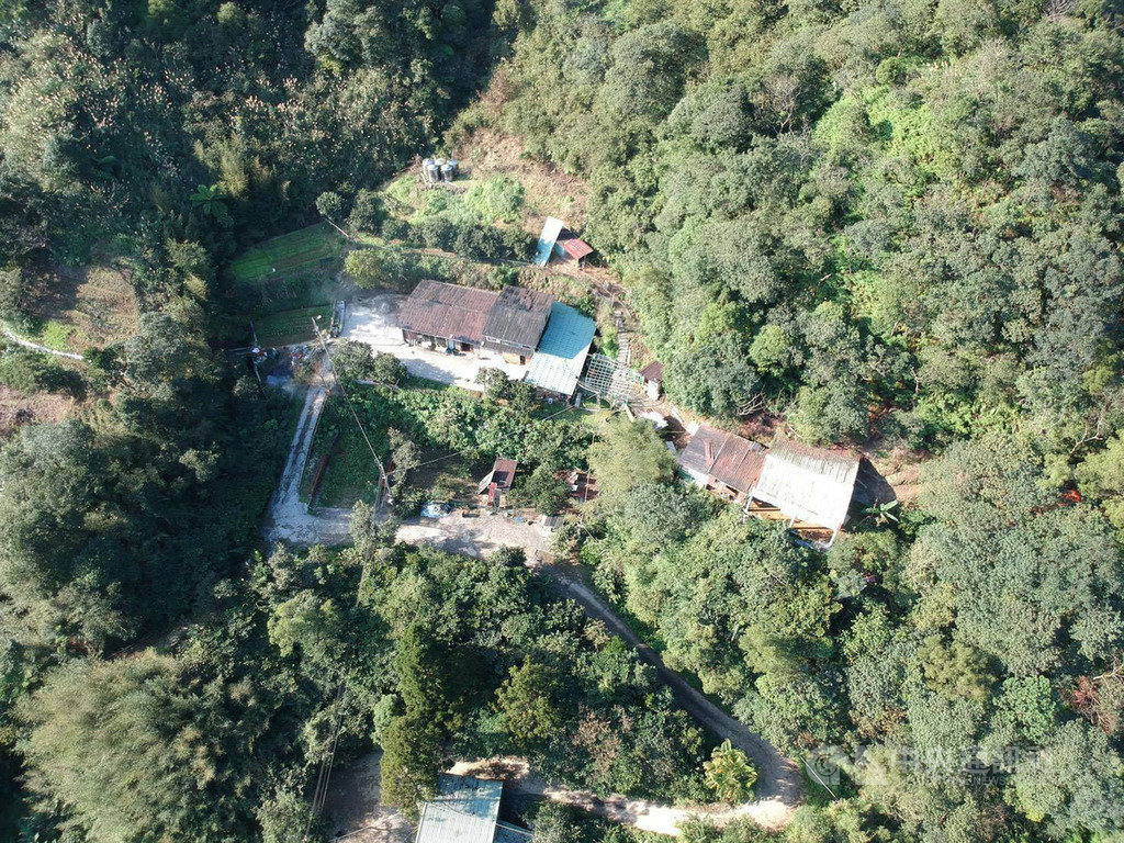 吳姓男子去年底在新北市平溪區一處偏僻山區開設賭場,不僅將賭場建設如同堡壘,為吸引賭客上門還以賓士車接送,警方19日凌晨喬裝賭客搭車直搗賭場,共帶回31人。(翻攝照片)中央社記者王朝鈺傳真 109年1月19日