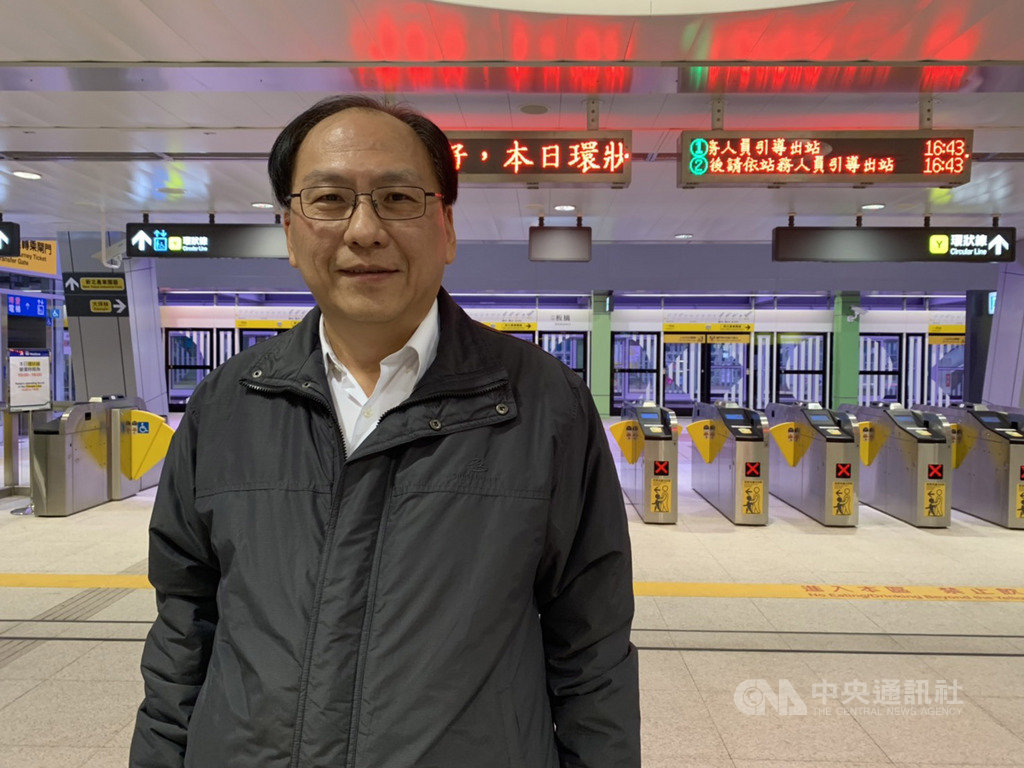 新北捷運環狀線試乘首日,新北市政府捷運工程局局長李政安19日傍晚召開記者會,說明環狀線首日運行狀況,李政安表示,截至下午4時環狀線收班統計,首日入站人數約5萬5000人次。中央社記者葉臻攝 109年1月19日