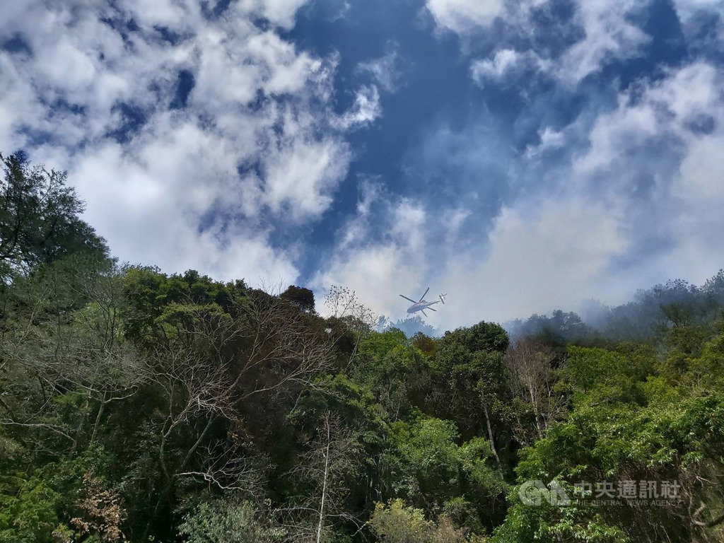 台中市和平區梨山佳陽地區19日發生火燒山,黑鷹直升機執行空投水源滅火勤務,入夜後,東勢林管處派員監看火情,確切火燒原因有待警消調查。(東勢林管處提供)中央社記者趙麗妍傳真 109年1月19日