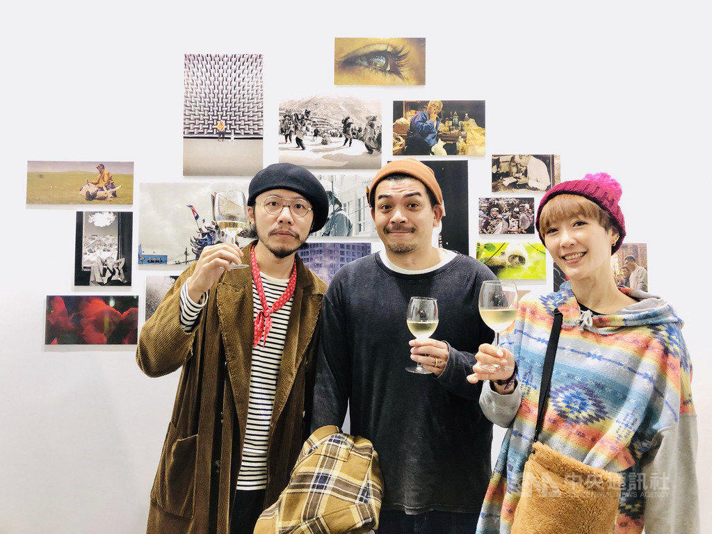 台北當代藝術博覽會與紀錄片影音平台「Giloo紀實影音」合作,推出「Giloo X 台北當代主題線上影展」,並在藝博會位於南港展覽館的展場展出劇照,設計師方序中(左起)與藝人史丹利、Gigi(林如琦)19日到展場支持。(Giloo紀實影音提供)中央社記者洪健倫傳真 109年1月19日