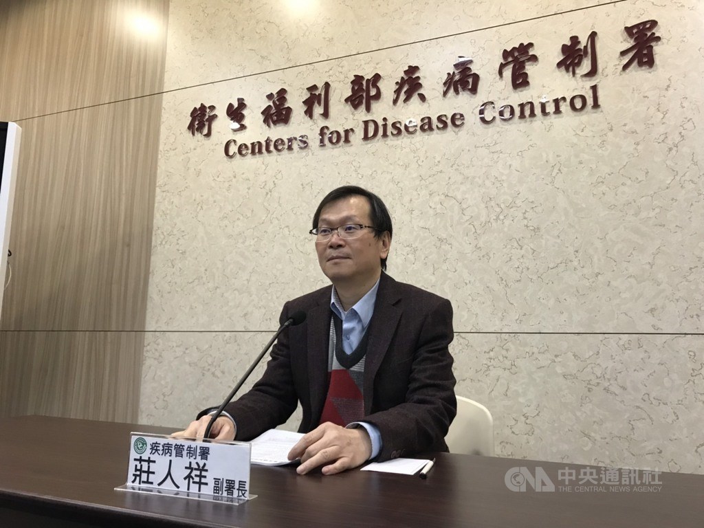 針對中國武漢新型冠狀病毒肺炎最新進度,疾管署副署長莊人祥(圖)19日表示,接獲中國大陸疾控中心通知,武漢市共新增17例病例,且均無華南海鮮市場相關接觸史,感染源不明。中央社記者張茗喧攝 109年1月19日