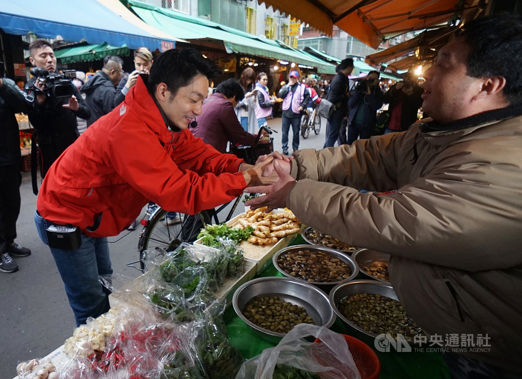 國民黨立委蔣萬安(前左)19日前往台北市草埔市場謝票,與攤商、民眾握手致意。中央社記者裴禛攝 109年1月19日