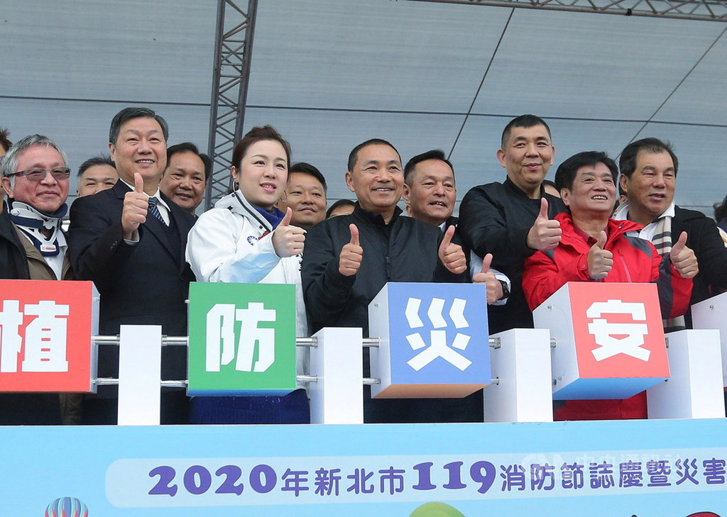 新北市長侯友宜(前左4)19日出席119消防節慶祝活動,他表示,新北市警消OHCA(到院前心肺功能停止)救活率位居世界第2名,希望未來能與救災救護人員緊密合作,力拚世界第一。(市府提供)中央社記者王鴻國傳真 109年1月19日