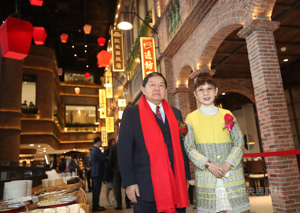 遠百信義A13結束試營運,19日在1樓廣場舉行開幕典禮宣布正式營運,遠東集團董事長徐旭東(前左)、遠百總經理徐雪芳(前右)在4樓招待前來開幕式的貴賓。中央社記者張新偉攝 109年1月19日