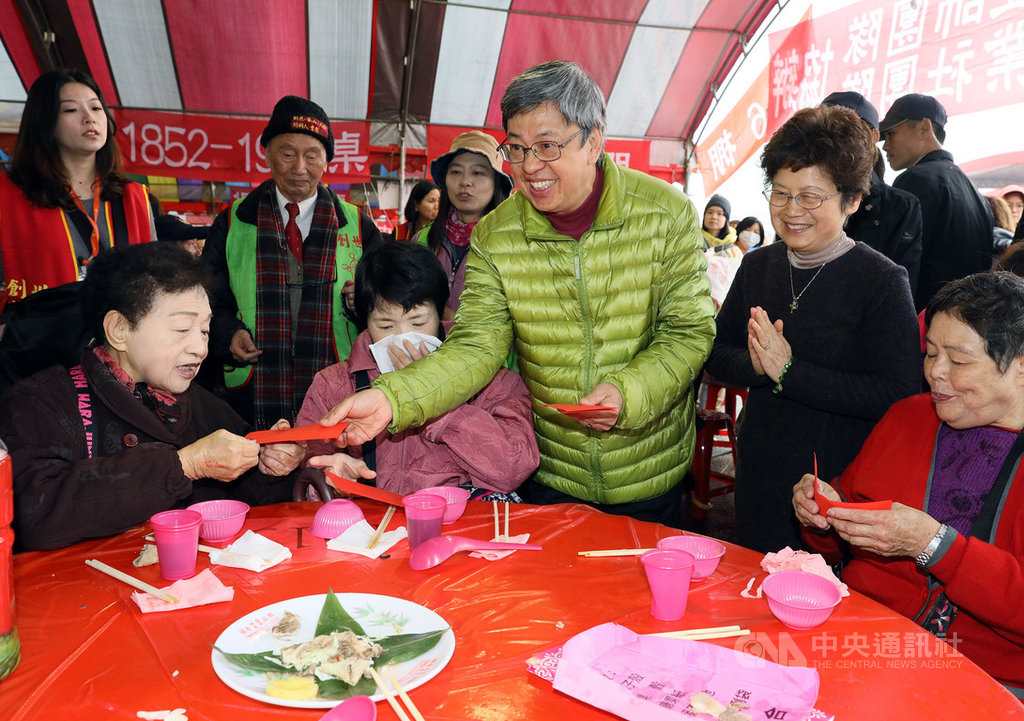 「第30屆寒士吃飽30尾牙」台北場活動19日在總統府前廣場舉行,副總統陳建仁(右3)與妻子羅鳳蘋(右2)出席,逐桌致贈紅包。中央社記者郭日曉攝 109年1月19日