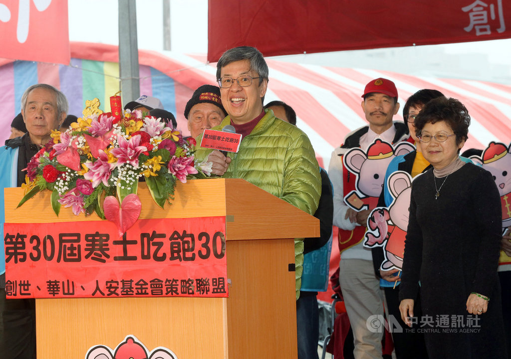 「第30屆寒士吃飽30尾牙」台北場活動19日在總統府前廣場舉行,副總統陳建仁(中)出席致詞表示,寒士尾牙是台灣的創舉,也是亞洲典範,盼台灣的社福成果能作為亞洲地區燈塔,照耀台灣和亞洲地區。中央社記者郭日曉攝 109年1月19日
