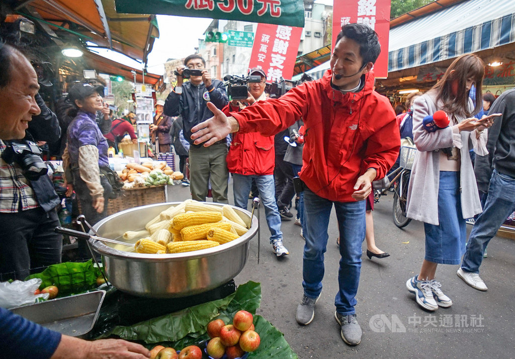 國民黨立委蔣萬安(前右)19日台北市草埔市場,向現場攤商一一握手謝票。中央社記者裴禛攝 109年1月19日
