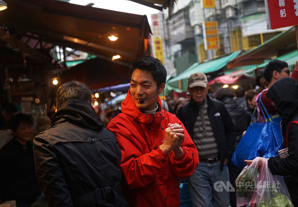 國民黨立委蔣萬安(中)19日到台北市草埔市場向選民謝票,有媒體詢問他是否要參選黨主席,蔣萬安表示,自己沒有規劃,如何更貼近民意才是關鍵。中央社記者裴禛攝 109年1月19日