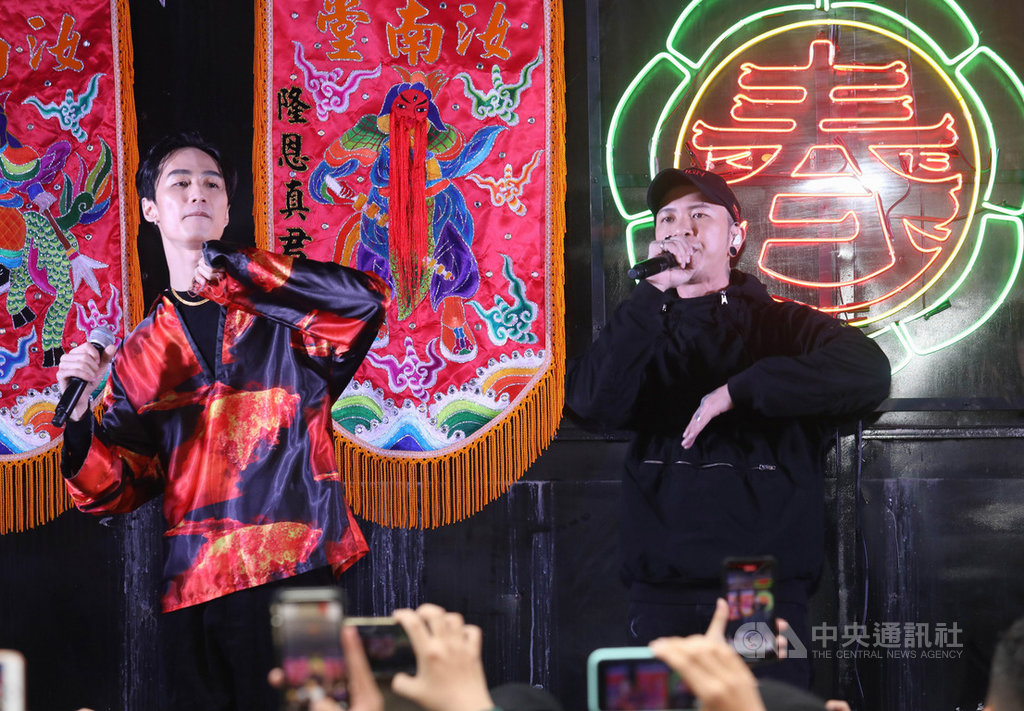 饒舌團體「頑童MJ116」成員小春Kenzy(右)19日在台北松山慈祐宮廟口前廣場舉辦個人EP簽唱會,找來歌手李英宏(左)一起合唱,嗨翻現場歌迷。(本色音樂提供)中央社記者陳秉弘傳真 109年1月19日