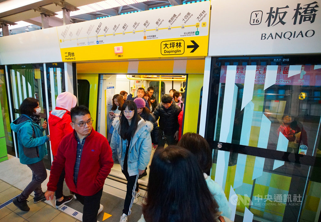新北捷運環狀線第一階段19日起開放免費試乘,時間為每日上午10時至下午4時,不少民眾搶先體驗。中央社記者王騰毅攝 109年1月19日