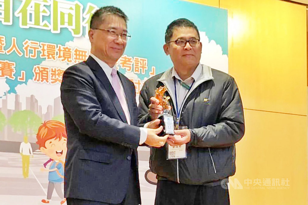 桃園市政府在「市區道路養護管理暨人行環境無障礙考評」中,連續3年拿下優等獎,更拿下平坦度第一名,額外獲得補助前瞻道路改善費用新台幣800萬元。左為內政部長徐國勇。(桃園市政府工務局提供)中央社記者吳睿騏桃園傳真 109年1月19日