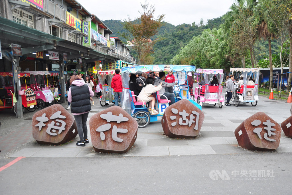 梅花湖是宜蘭縣冬山鄉知名景點之一,近年來更吸引外國觀光客前往旅遊,當地有數家業者提供電動三輪車或四輪車給遊客租借環湖,但常與步行遊客爭道,險象環生。中央社記者沈如峰宜蘭縣攝 109年1月19日
