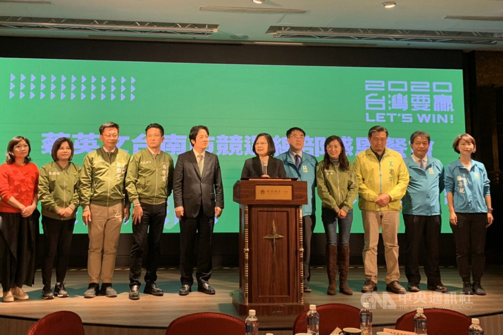總統蔡英文(中)與副總統當選人賴清德(左5)19日前往台南參加感恩餐會,與民進黨籍區域立委當選人一起感謝台南鄉親的支持。(蔡英文台南市競選總部提供)中央社記者楊思瑞台南傳真 109年1月19日