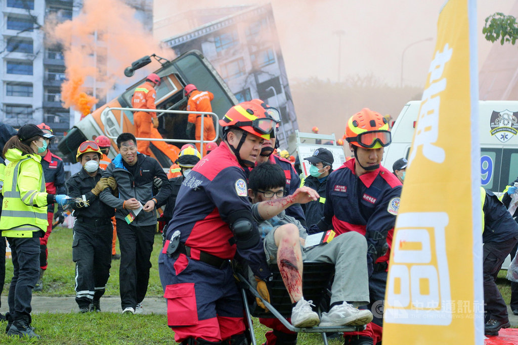 新北市政府19日在板橋浮洲公園舉辦119消防節慶祝活動,特別以民間為主軸,真實呈現市府面臨地震造成房屋倒塌、重大車禍及大量傷病患等複合式災害時的民間力量,成功完成救援任務。(市府提供)中央社記者王鴻國傳真 109年1月19日