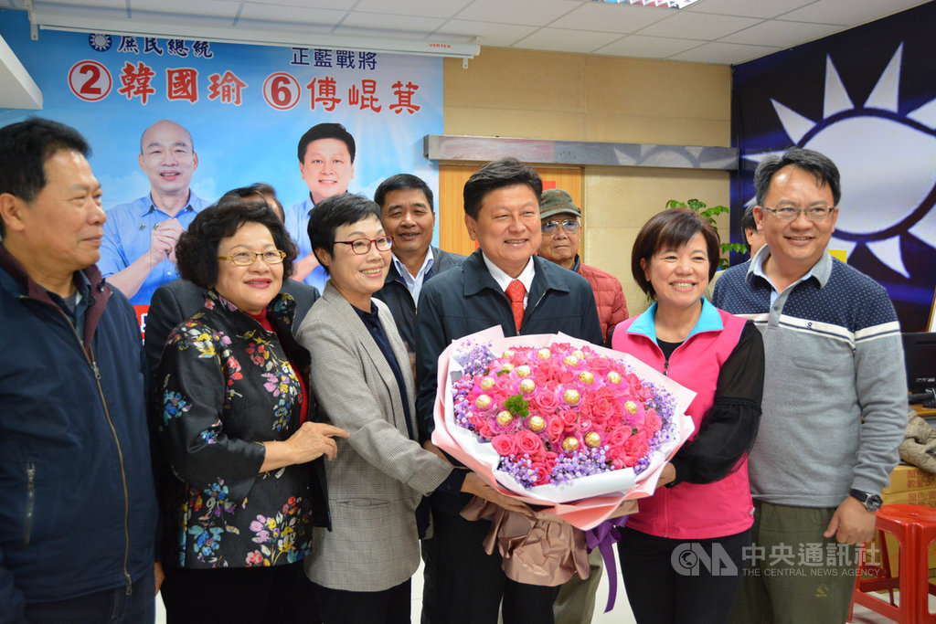 花蓮縣無黨籍立委當選人傅崐萁(前右3)19日獲頒當選證書,吉安鄉長游淑貞(前右2)等人到場致意,贈送巧克力花束祝福。中央社記者張祈攝 109年1月19日