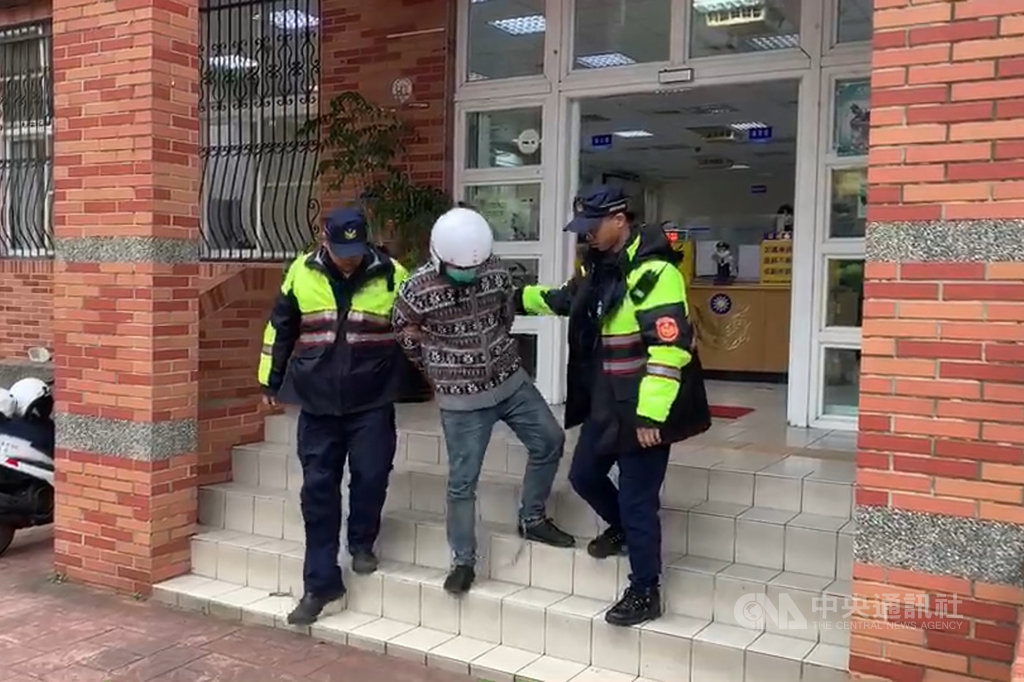 桃園市警局龜山分局表示,30歲石姓男子18日晚間開車行經建國東路平交道時,疑因不勝酒力,衝撞平交道水泥護欄,男駕駛卻躺在座位上呼呼大睡,民眾趕緊報警處理,警方訊後依公共危險罪將他移送桃園地檢署偵辦。中央社記者吳睿騏桃園攝 109年1月19日