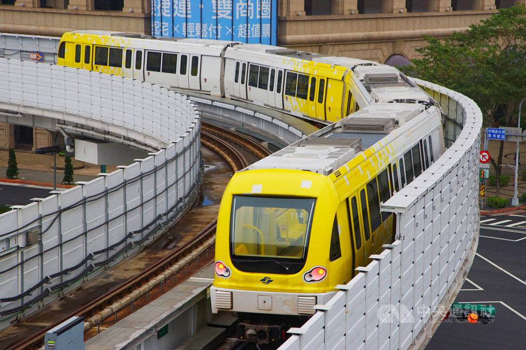 新北捷運環狀線第一階段19日起開放免費試乘,新北市政府捷運工程局表示,試乘期間列車班距以離峰班距營運,原則上為8分鐘1班列車,並將視人潮狀況機動加發列車。中央社記者王騰毅攝 109年1月19日