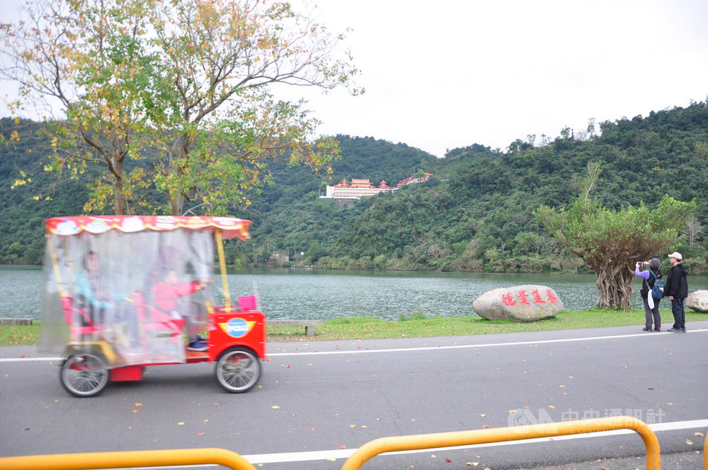 宜蘭縣冬山鄉梅花湖風光明媚,當地有環湖道路供民眾健行,但近年常有業者提供電動三輪車或四輪車供遊客租借環湖,屢次發生撞人意外。鄉公所19日指出,2月1日起禁止這些車輛環湖,以維護安全。中央社記者沈如峰宜蘭縣攝 109年1月19日
