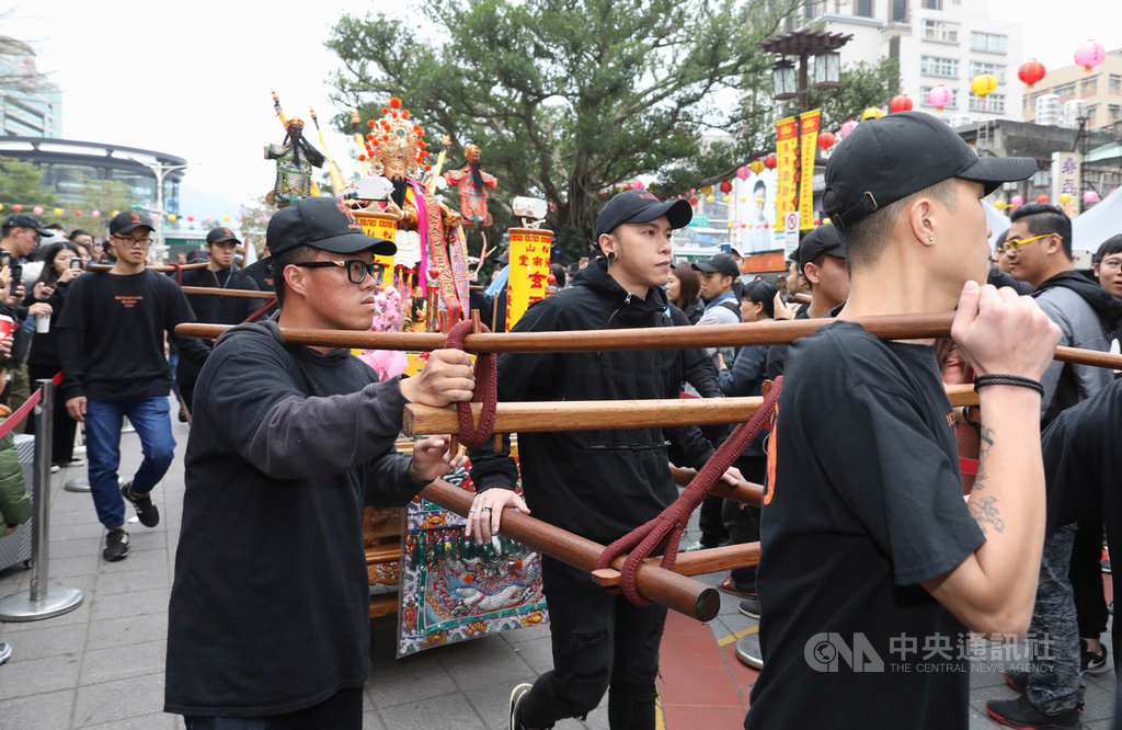 饒舌團體「頑童MJ116」成員小春Kenzy(中)19日在台北松山慈祐宮廟口前廣場舉辦個人EP簽唱會,以傳統廟會陣頭方式進場,相當熱鬧。(本色音樂提供)中央社記者陳秉弘傳真 109年1月19日