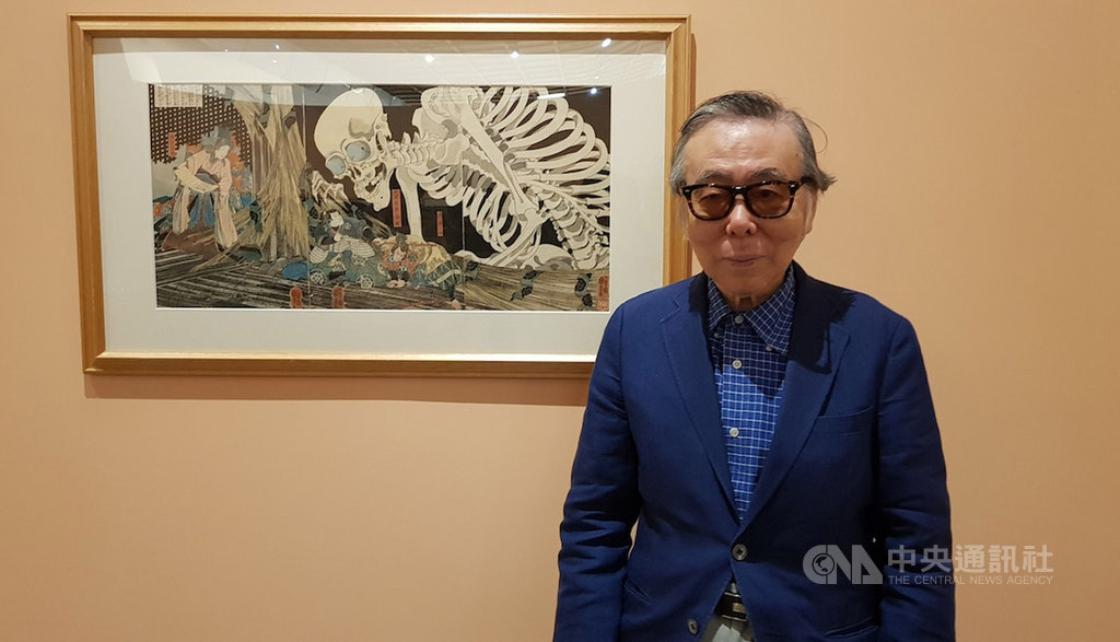 85歲的日本藏家中右瑛從35歲收藏第一幅浮世繪畫作,50年間收藏超過3000多件作品,中右瑛認為,與其放在家裡,不如拿出來展出,把最具日本文化特色之一的浮世繪,經由展覽介紹給世界各地的民眾。背景圖為歌川國芳「相馬古內裏」。中央社記者鄭景雯攝 109年1月19日