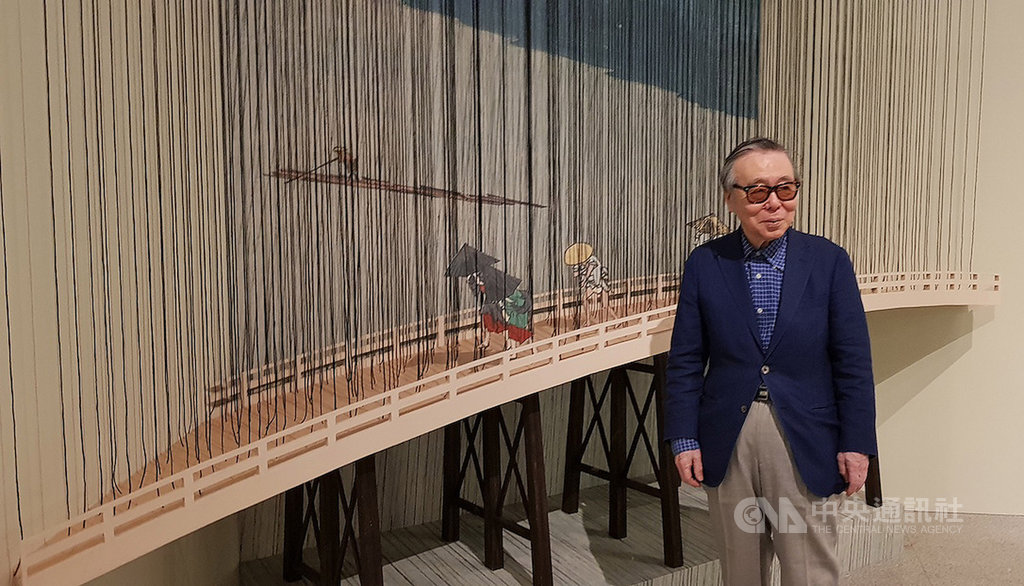 日本神戶新聞社策劃的「江戶風華—5大浮世繪師展」,畫作全都是知名浮世繪收藏家中右瑛(圖)的收藏,策展團隊將中右瑛最喜歡的浮世繪畫師歌川廣重「名所江戶百景—大橋驟雨」,以實體方式呈現,和一旁的真跡相呼應。中央社記者鄭景雯攝 109年1月19日