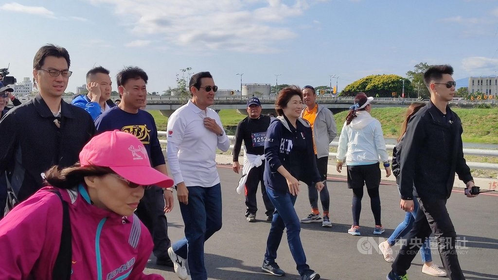 前總統馬英九(前右3)19日上午由台東縣長饒慶鈴(前右2)陪同,出席台東市太平溪路堤共構(東49-1)通車路跑比賽頒獎。中央社記者張祈攝 109年1月19日