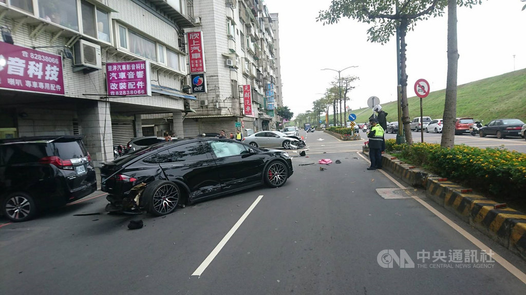 梁姓男子19日駕駛特斯拉電動車行經蘆洲環堤大道時,疑似閃避不及撞上另輛汽車後再波及正過馬路的12歲女童,女童傷重不治。(翻攝畫面)中央社記者王鴻國傳真 109年1月19日