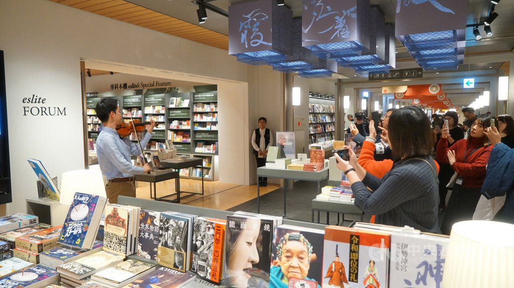 小提琴家林品任18日在東京的誠品生活日本橋為NSO國家交響樂團本月及5月的演出做宣傳。(NSO提供)中央社記者楊明珠東京傳真 109年1月19日