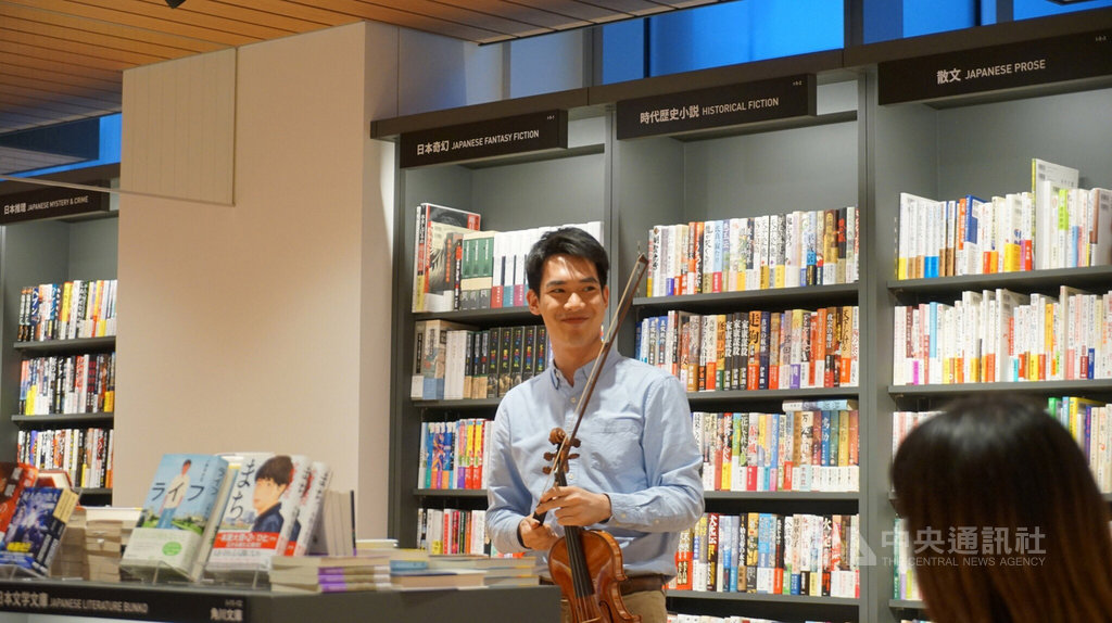 小提琴新星林品任18日下午在東京的誠品生活日本橋進行快閃演出,悠揚的樂聲讓許多前來買書民眾感到驚喜。(NSO提供)中央社記者楊明珠東京傳真 109年1月19日