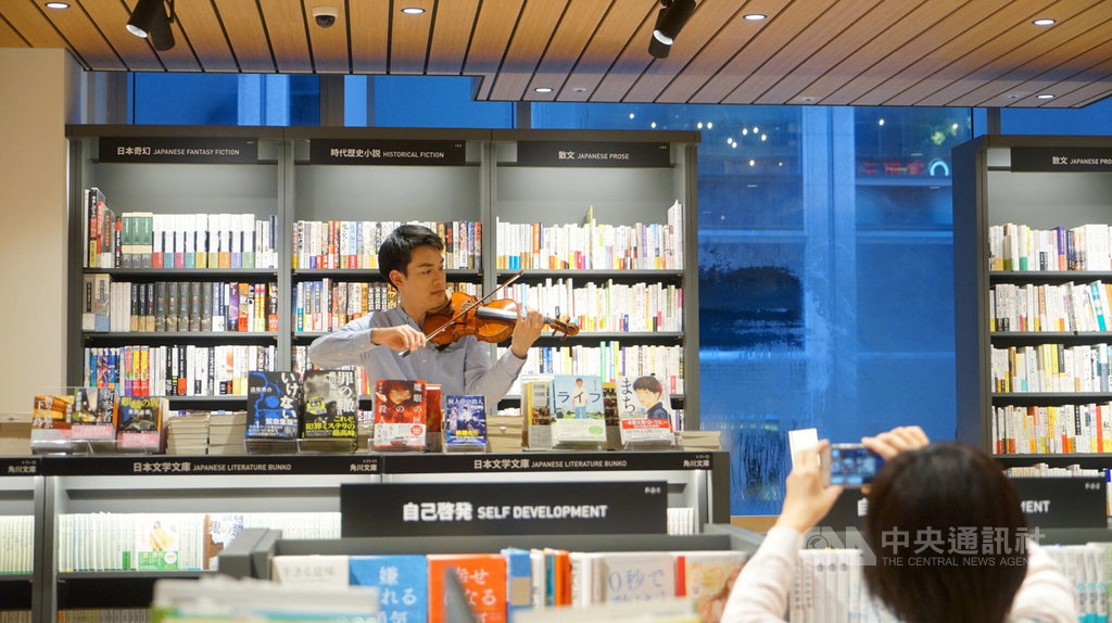 小提琴家林品任18日在位於東京的誠品生活日本橋進行快閃演出,為NSO國家交響樂團在日本的演出打頭陣做預告。(NSO提供)中央社記者楊明珠東京傳真 109年1月19日