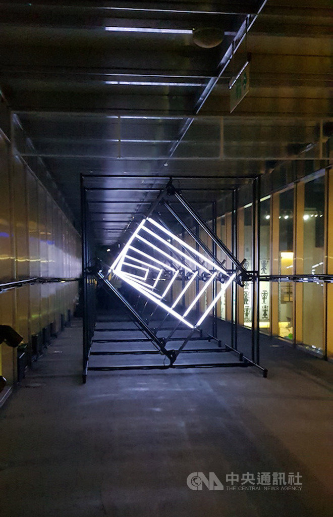 台灣國際光影藝術節戶外裝置作品即日起在國美館戶外展出,何理互動設計作品「頻道」,透過數個巨大不斷變化的方框,串成長型的通道,真實與虛構不再有界限,科技媒體終將成為一個與世界溝通的橋梁。中央社記者鄭景雯攝 109年1月19日