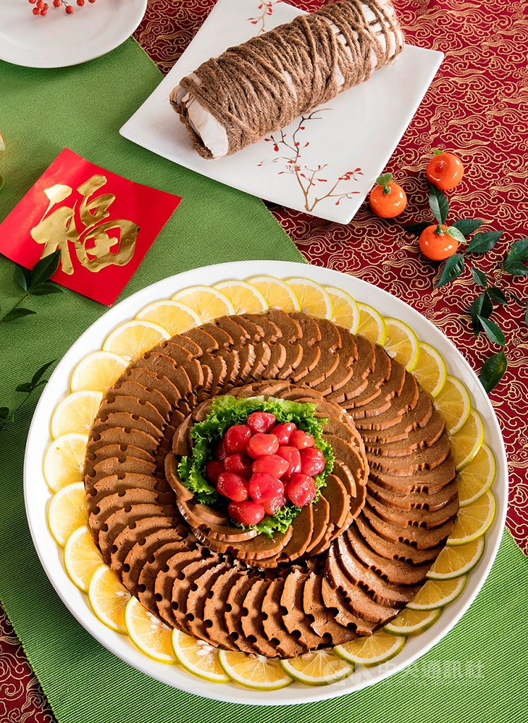 春節將到,圓山飯店推出一款外帶年菜名為「羅漢素火腿」,是早年特別客製給蔣宋美齡(蔣夫人)和貴賓的年節贈禮,今年特別請老師傅重現。(圓山飯店提供)中央社記者汪淑芬傳真 109年1月19日