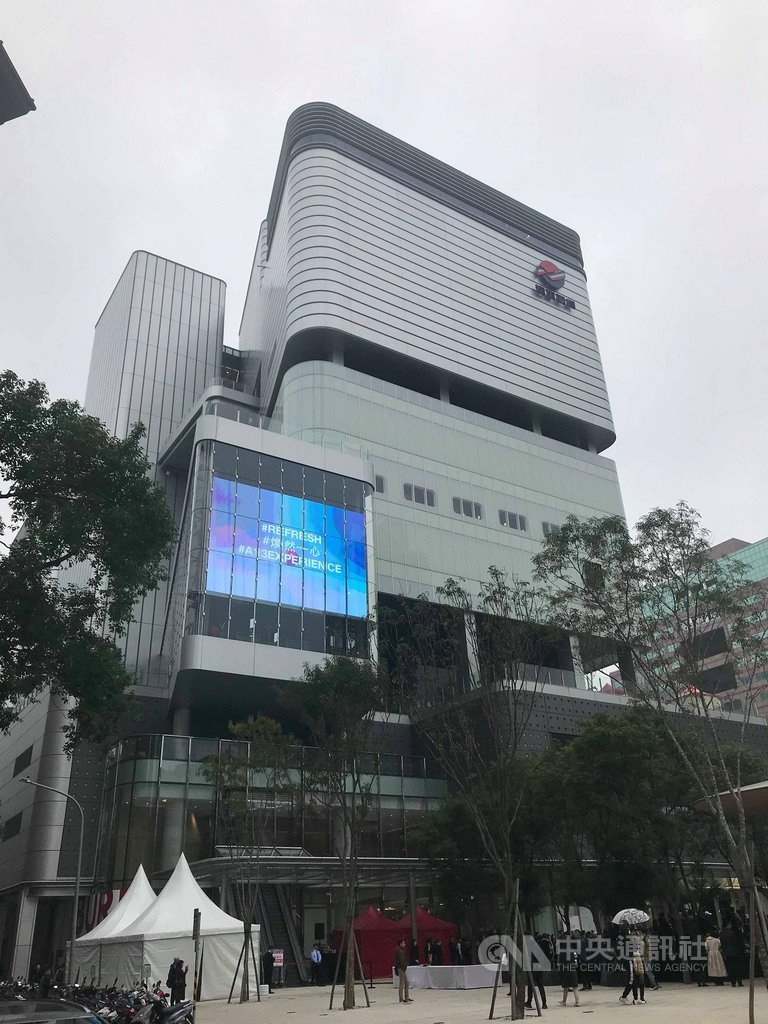 遠百信義A13於19日上午盛大開幕,將導入新科技優化購物體驗,圖為科技感十足的百貨外觀,由台灣知名建築師姚仁喜設計。中央社記者劉姵呈台北攝 109年1月19日