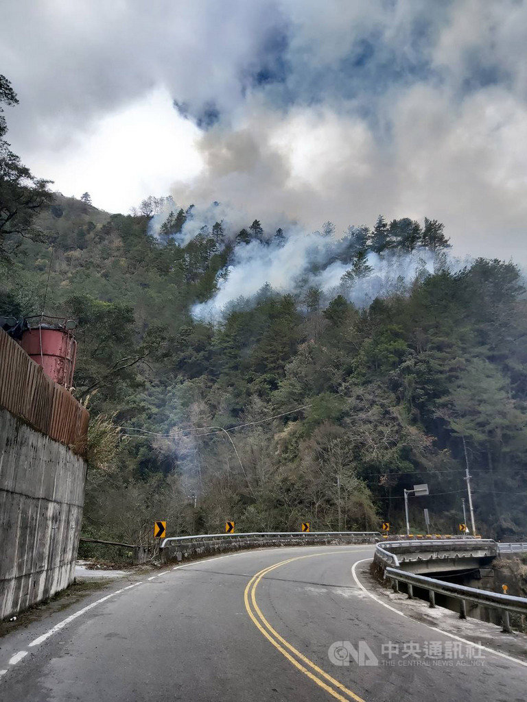 台中市和平區梨山佳陽地區19日發生火燒山,遠處就可看見森林冒出陣陣濃煙,確切的火燒原因有待警消調查釐清。(東勢林管處提供)中央社記者趙麗妍傳真 109年1月19日