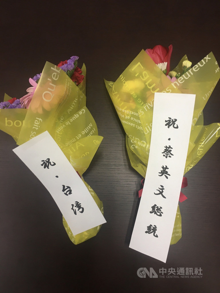11日台灣總統以及立委選舉結果受到日媒大幅報導,引起日本人高度關注,有一位日本民眾特地送花束到駐日代表處台灣文化中心表達祝賀。(駐日代表處台灣文化中心提供)中央社記者楊明珠東京攝 109年1月19日