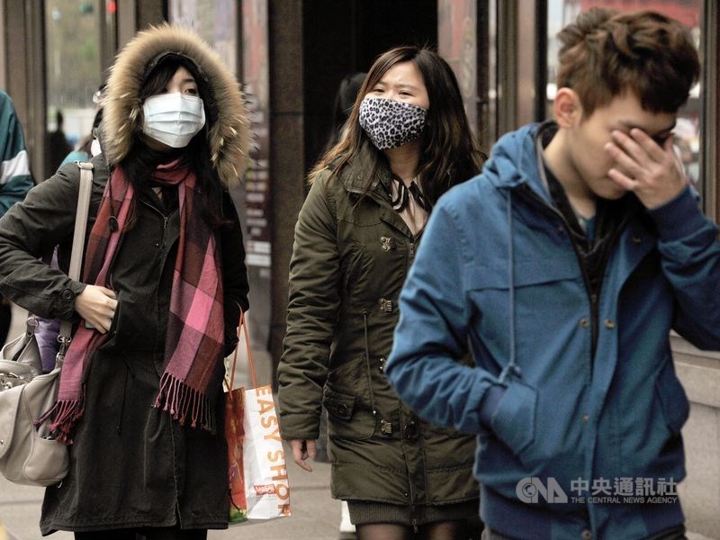 春節將至,中央氣象局預報,19、20日中南部早晚仍有寒意,21日起至24日(除夕)氣溫明顯回升。(中央社檔案照片)