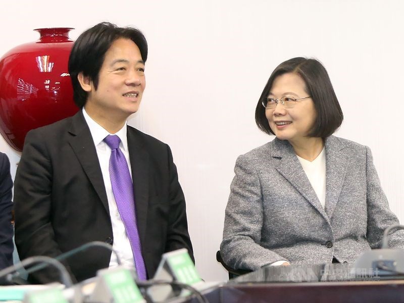 副總統當選人賴清德(左)表示,未來會好好扮演協助總統蔡英文(右)推動國政的角色,總統有需要協助的地方,一定會義不容辭。(中央社檔案照片)
